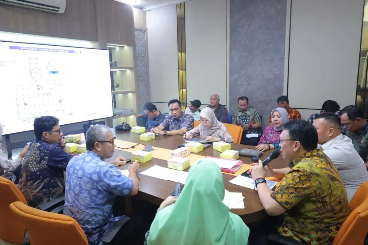 Rapat Sosialisasi Rencana Drainase yang akan diterapkan dalam site plan atas nama PT Optimis Sebiduk Semare (diwakili Imam) dan PT Ciputra Askara Gemilang (diwakili Rizka Mawaddah), di Ruang Rapat Dinas Pekerjaan Umum dan Penataan Ruang (PUPR) Kota Palembang, Jalan Slamet Riady No. 550. (BEKISARMEDIA.ID/HAIRUDIN)