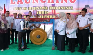 Wali Kota Palembang, Ratu Dewa, saat meluncurkan Ruang Bersama Indonesia di Kelurahan Plaju, pada hari Rabu, tanggal 30 September 2026. (BEKISARMEDIA.ID/ANGGA)