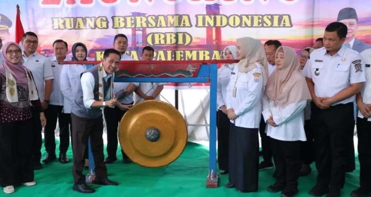 Wali Kota Palembang, Ratu Dewa, saat meluncurkan Ruang Bersama Indonesia di Kelurahan Plaju, pada hari Rabu, tanggal 30 September 2026. (BEKISARMEDIA.ID/ANGGA)