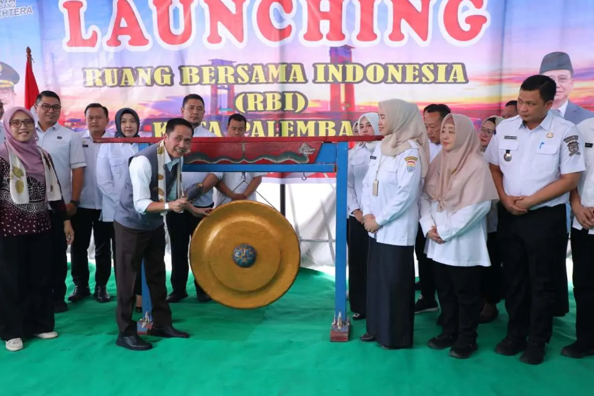 Wali Kota Palembang, Ratu Dewa, saat meluncurkan Ruang Bersama Indonesia di Kelurahan Plaju, pada hari Rabu, tanggal 30 September 2026. (BEKISARMEDIA.ID/ANGGA)