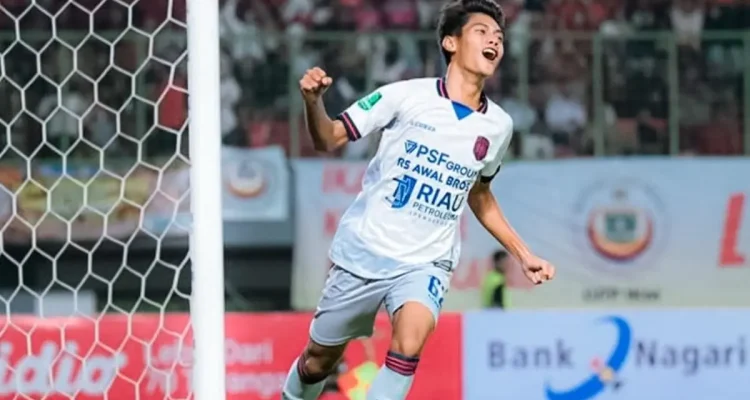 Pemain PSPS Pekanbaru, Dimas Wicaksono Putra Rahman, melakukan selebrasi usai menciptakan gol ke gawang Semen Padang FC, 4 Oktober 2026. (FOTO: INSTAGRAM PSPS PEKANBARU)