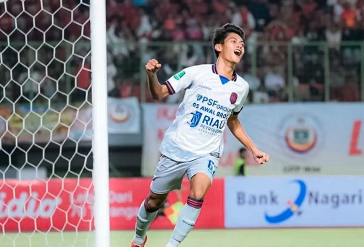 Pemain PSPS Pekanbaru, Dimas Wicaksono Putra Rahman, melakukan selebrasi usai menciptakan gol ke gawang Semen Padang FC, 4 Oktober 2026. (FOTO: INSTAGRAM PSPS PEKANBARU)