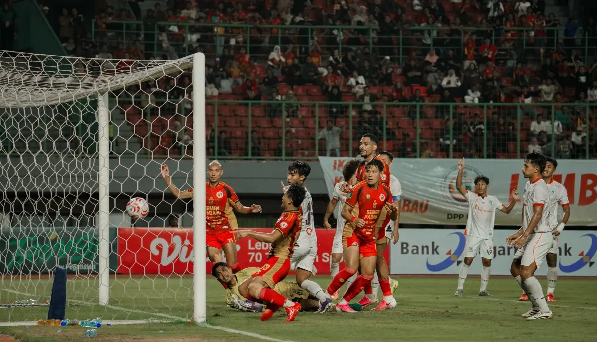 Semen Padang FC berhasil memetik kemenangan dramatis dalam duel bergengsi Derbi Sumatra pada lanjutan Pegadaian Championship 2026/2027 di Stadion Patriot Candrabhaga, Bekasi, Jumat, 30 Oktober 2026. (FOTO: INSTAGRAM SEMEN PADANG FC)
