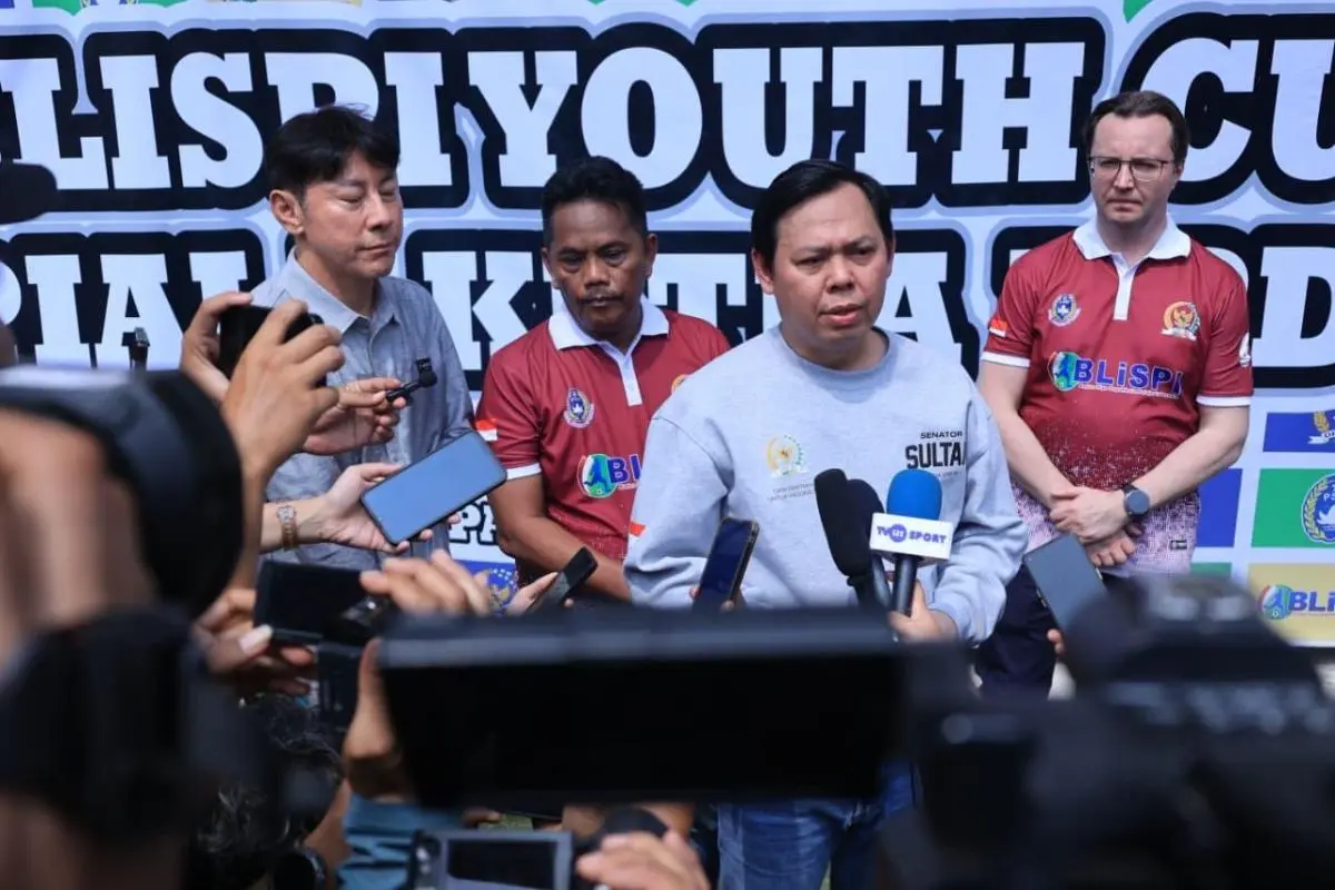 Sultan Baktiar Najamudin saat membuka ajang resmi BLISPI Youth Cup V Piala Ketua DPD RI di Stadion Wibawa Mukti, Kabupaten Bekasi, Jawa Barat, Minggu, 25 Oktober 2026. (BEKISARMEDIA.ID/RASTI)
