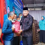Bupati Kabupaten Musi Banyuasin, Toha Tohet, didampingi Ketua TP PKK Muba, Hj. Patimah Toha, melakukan kunjungan kerja dan silaturahmi bersama tokoh agama, tokoh masyarakat, serta warga di Kelurahan Bayung Lencir Indah, Kecamatan Bayung Lencir, Senin, 19 Oktober 2026. (BEKISARMEDIA.ID/ANGGA)
