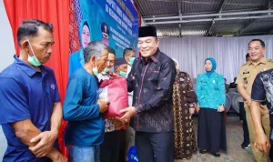 Bupati Kabupaten Musi Banyuasin, Toha Tohet, didampingi Ketua TP PKK Muba, Hj. Patimah Toha, melakukan kunjungan kerja dan silaturahmi bersama tokoh agama, tokoh masyarakat, serta warga di Kelurahan Bayung Lencir Indah, Kecamatan Bayung Lencir, Senin, 19 Oktober 2026. (BEKISARMEDIA.ID/ANGGA)