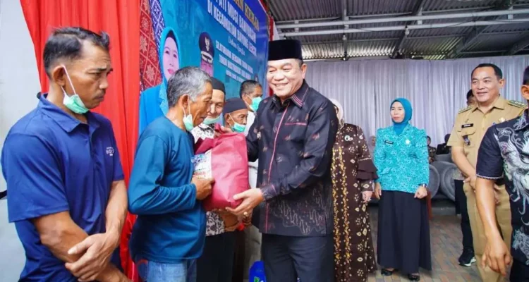 Bupati Kabupaten Musi Banyuasin, Toha Tohet, didampingi Ketua TP PKK Muba, Hj. Patimah Toha, melakukan kunjungan kerja dan silaturahmi bersama tokoh agama, tokoh masyarakat, serta warga di Kelurahan Bayung Lencir Indah, Kecamatan Bayung Lencir, Senin, 19 Oktober 2026. (BEKISARMEDIA.ID/ANGGA)