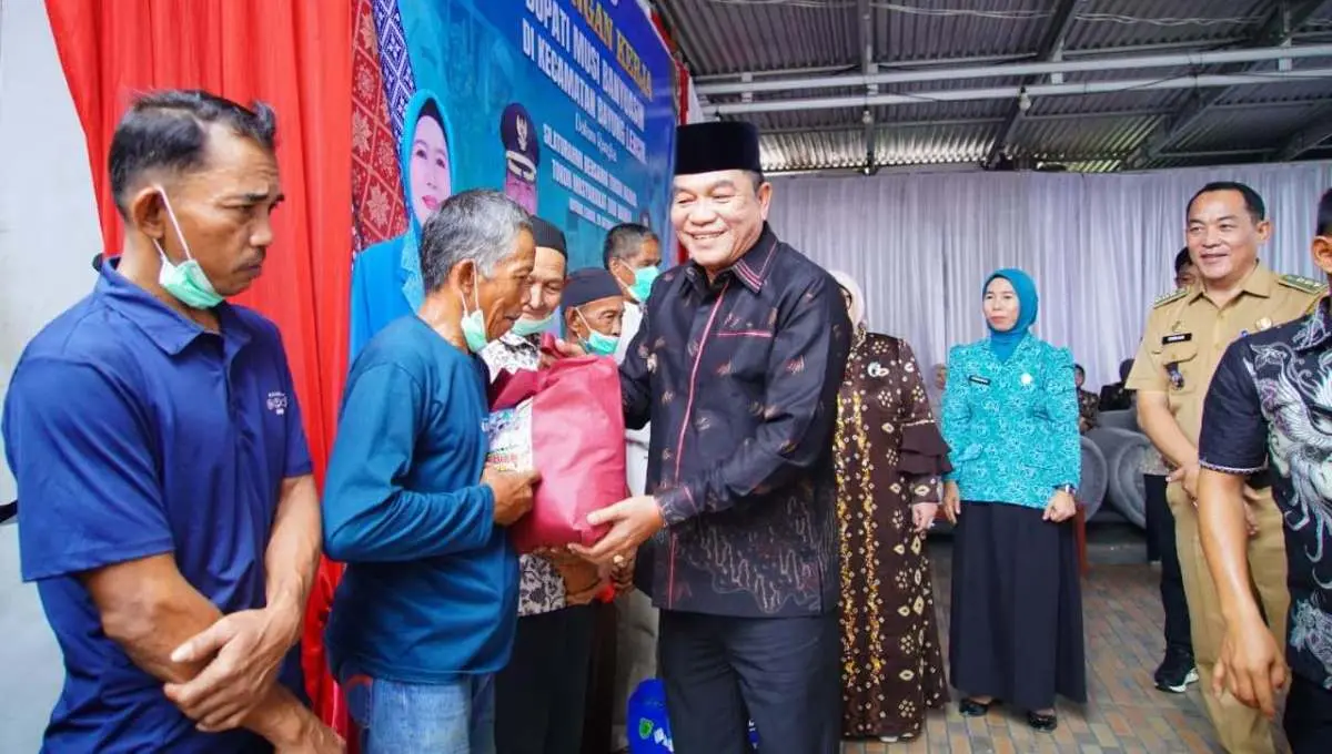 Bupati Kabupaten Musi Banyuasin, Toha Tohet, didampingi Ketua TP PKK Muba, Hj. Patimah Toha, melakukan kunjungan kerja dan silaturahmi bersama tokoh agama, tokoh masyarakat, serta warga di Kelurahan Bayung Lencir Indah, Kecamatan Bayung Lencir, Senin, 19 Oktober 2026. (BEKISARMEDIA.ID/ANGGA)