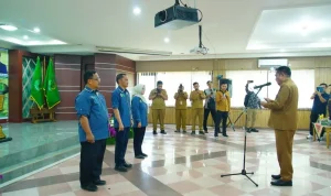 Bupati Kabupaten Musi Banyuasin (Muba), Toha Tohet, mengukuhkan pengurus Kontak Tani Nelayan Andalan (KTNA) Kabupaten Muba masa bakti 2026–2031 di Auditorium Pemerintah Kabupaten (Pemkab) Muba, Senin, 12 Oktober 2026. (BEKISARMEDIA.ID/ANGGA)