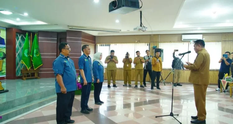 Bupati Kabupaten Musi Banyuasin (Muba), Toha Tohet, mengukuhkan pengurus Kontak Tani Nelayan Andalan (KTNA) Kabupaten Muba masa bakti 2026–2031 di Auditorium Pemerintah Kabupaten (Pemkab) Muba, Senin, 12 Oktober 2026. (BEKISARMEDIA.ID/ANGGA)