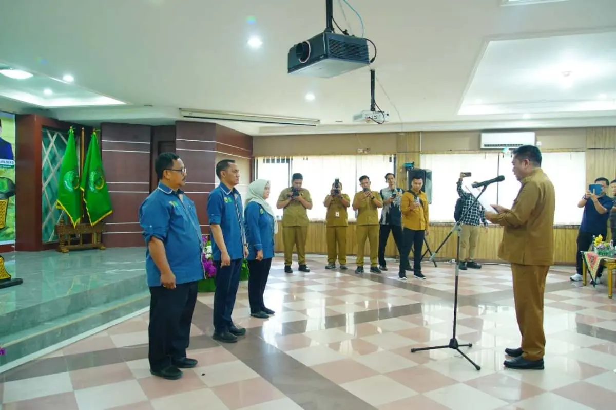Bupati Kabupaten Musi Banyuasin (Muba), Toha Tohet, mengukuhkan pengurus Kontak Tani Nelayan Andalan (KTNA) Kabupaten Muba masa bakti 2026–2031 di Auditorium Pemerintah Kabupaten (Pemkab) Muba, Senin, 12 Oktober 2026. (BEKISARMEDIA.ID/ANGGA)