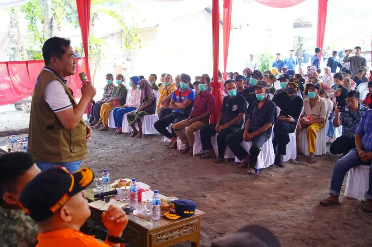 Bupati Kabupaten Muba, Toha Tohet, saat meninjau langsung penanganan karhutla di Dusun 7, Desa Muara Medak, Kecamatan Bayung Lencir, Selasa, 20 Oktober 2026. (BEKISARMEDIA.ID/HAIRUDIN)